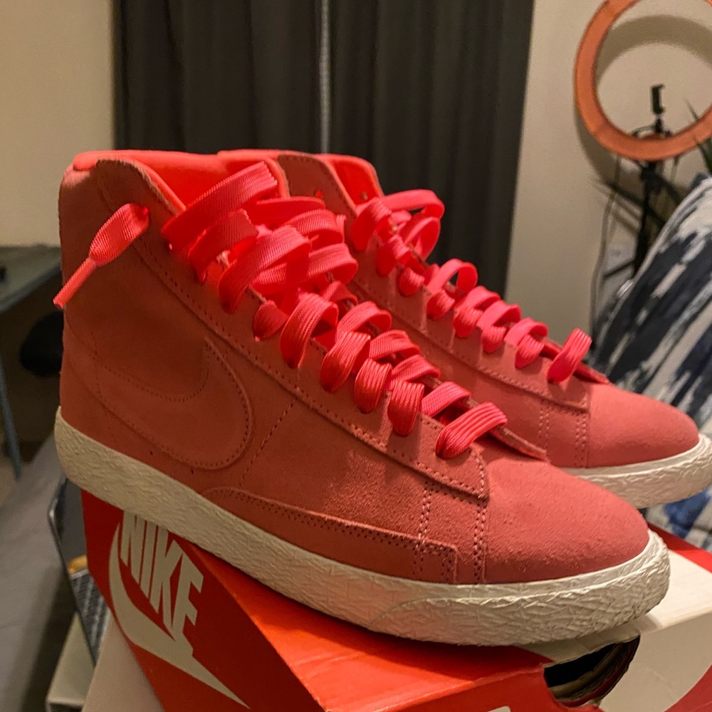Nike blazers hot pink